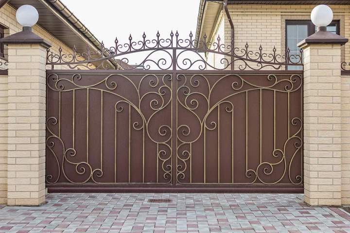 Construction de piliers de portail en briques, Le Mans