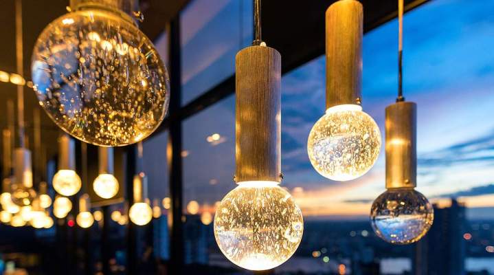 Mise en place d'éclairage décoratif suspendu, Le Mans